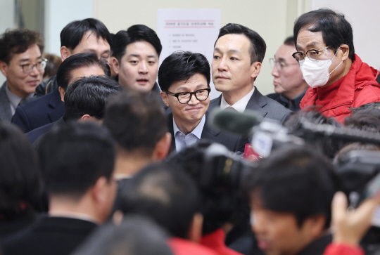 지난 5일 한동훈 국민의힘 비상대책위원장이 경기 수원시 국민의힘 경기도당에서 열린 '2024 경기도당 신년 인사회'에 참석해 당원들과 인사를 나누는 모습. 연합뉴스.